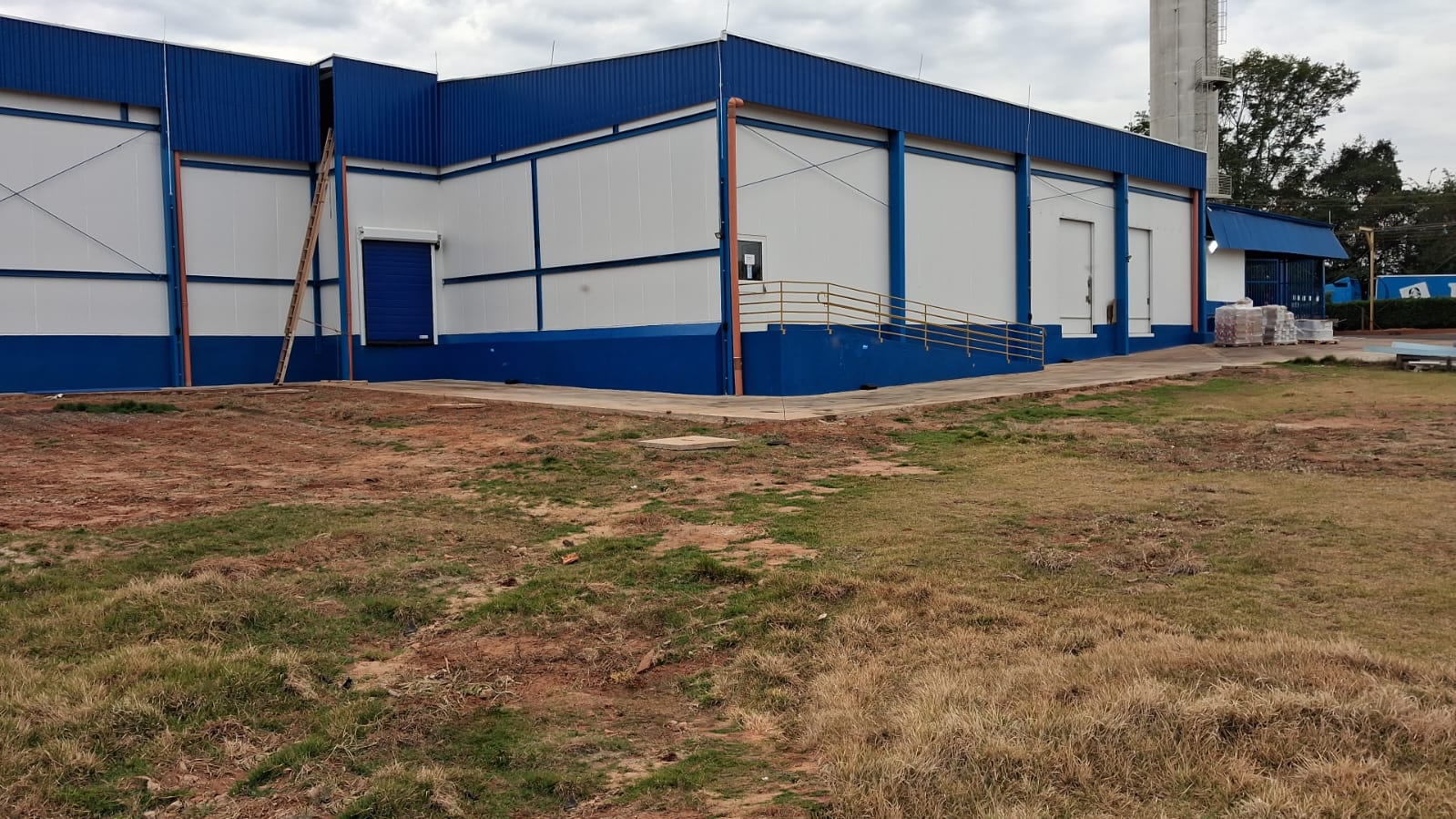 Fábrica da Lactalis Groupe com telhas sanduíche
