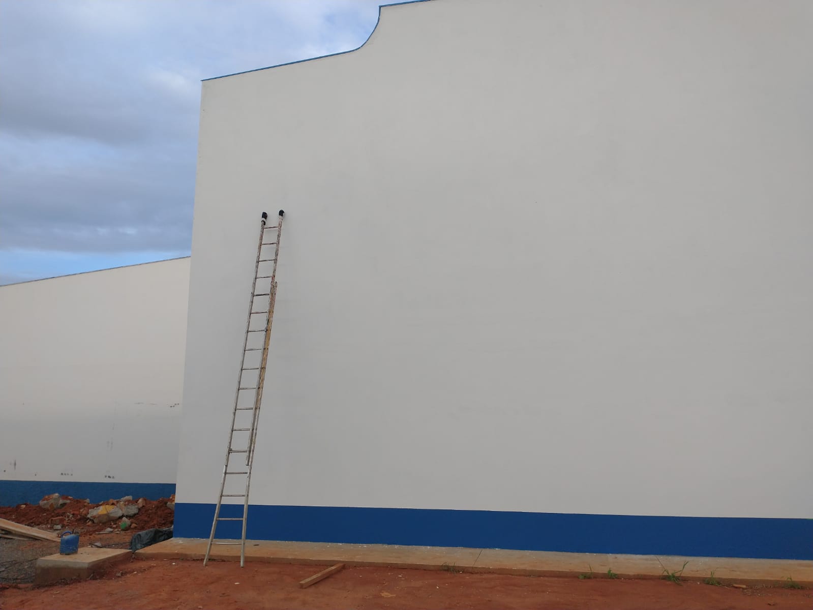 Vista da parede lateral externa com ladrilho azul na base