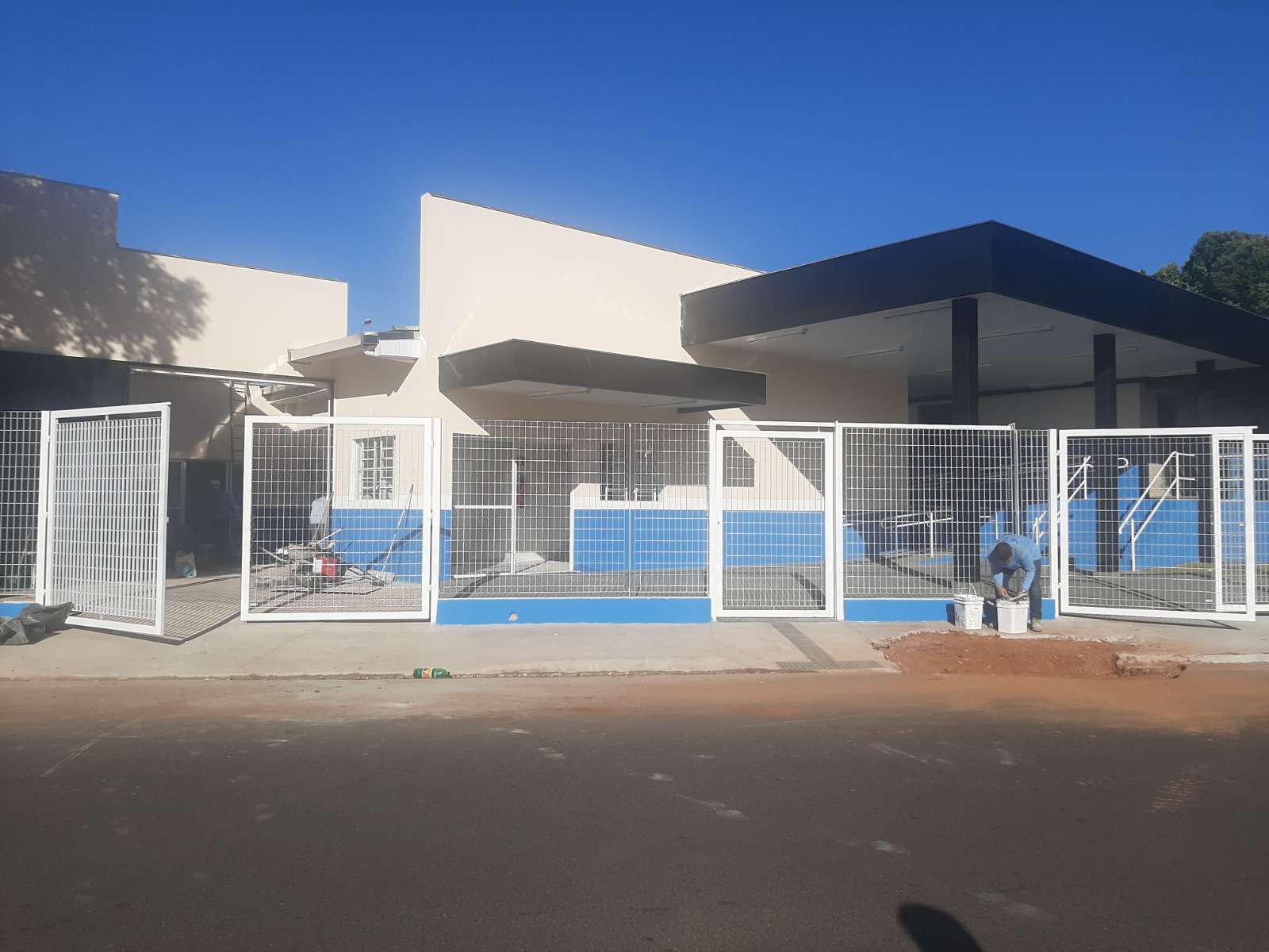 Fachada frontal do Fundo Social de Araçatuba com portões e grade metálica branca