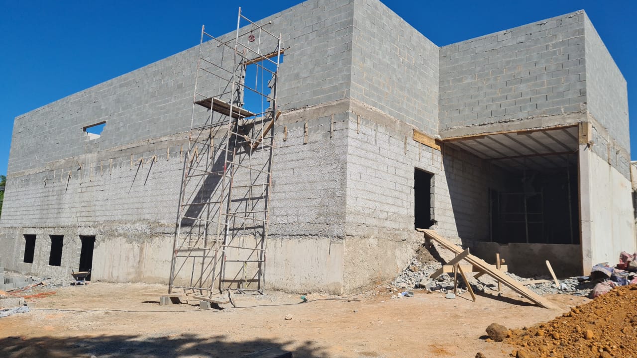 Edifício de dois pavimentos em bloco de concreto aparente