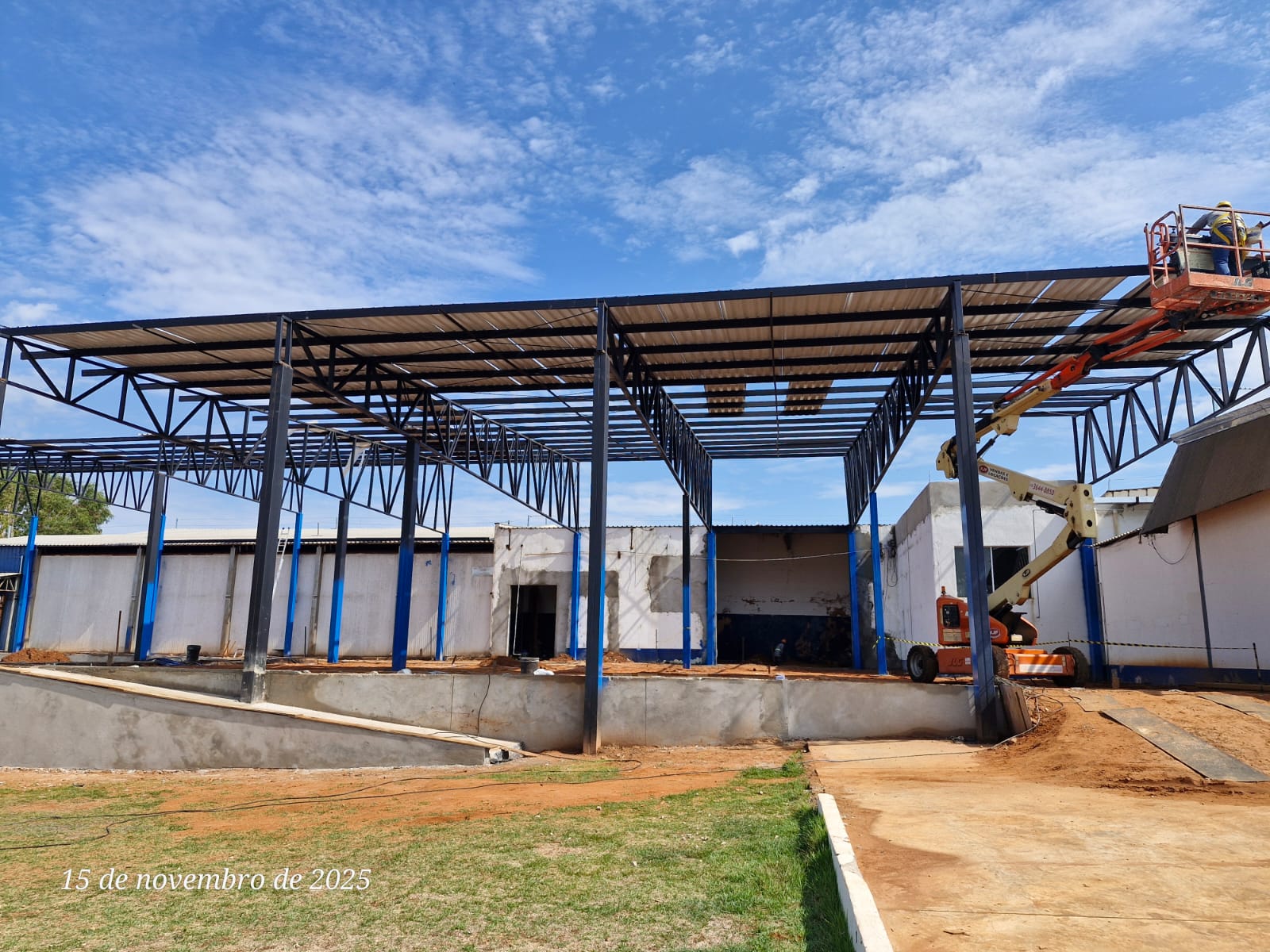 Estrutura metálica montada em ampliação industrial