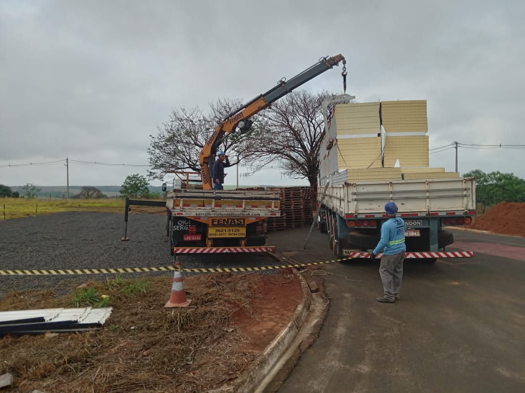 Entrega de painéis sanduíche no canteiro de obras